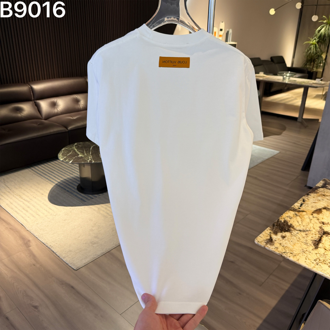 P85 高品质 LV 26ss新款刺绣工艺logo字母短袖 重工艺 面料- 采用270克双股精梳棉面料.索罗纳螺纹订织订染国标一级面料 辅料：官网原版三标logo 尺码： S - XXL 颜色：白色 黑色