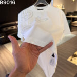 P85 高品质 LV 26ss新款刺绣工艺logo字母短袖 重工艺 面料- 采用270克双股精梳棉面料.索罗纳螺纹订织订染国标一级面料 辅料：官网原版三标logo 尺码： S - XXL 颜色：白色 黑色