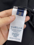 P85 LV 新款短袖T桖衫 三标齐全 原版面料 原版订制辅料 官方同款 采用32S 260克紧密面料，定制 同缸染面料 手感非常舒服爽滑 版型挺阔有型 一线品牌代工厂出品 衣领罗纹采用进口纱线织造 久穿不变形 春夏最新款式 时尚又个性 超级百搭好看的一款 男女都非常合适 人手必备款 尺码：S-XXL