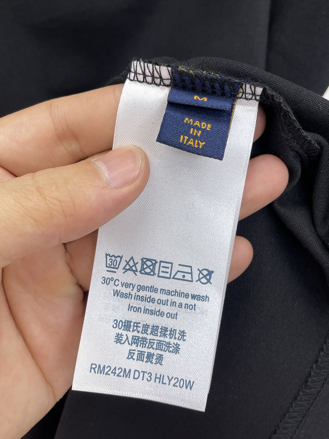 P85 LV 新款短袖T桖衫 三标齐全 原版面料 原版订制辅料 官方同款 采用32S 260克紧密面料，定制 同缸染面料 手感非常舒服爽滑 版型挺阔有型 一线品牌代工厂出品 衣领罗纹采用进口纱线织造 久穿不变形 春夏最新款式 时尚又个性 超级百搭好看的一款 男女都非常合适 人手必备款 尺码：S-XXL