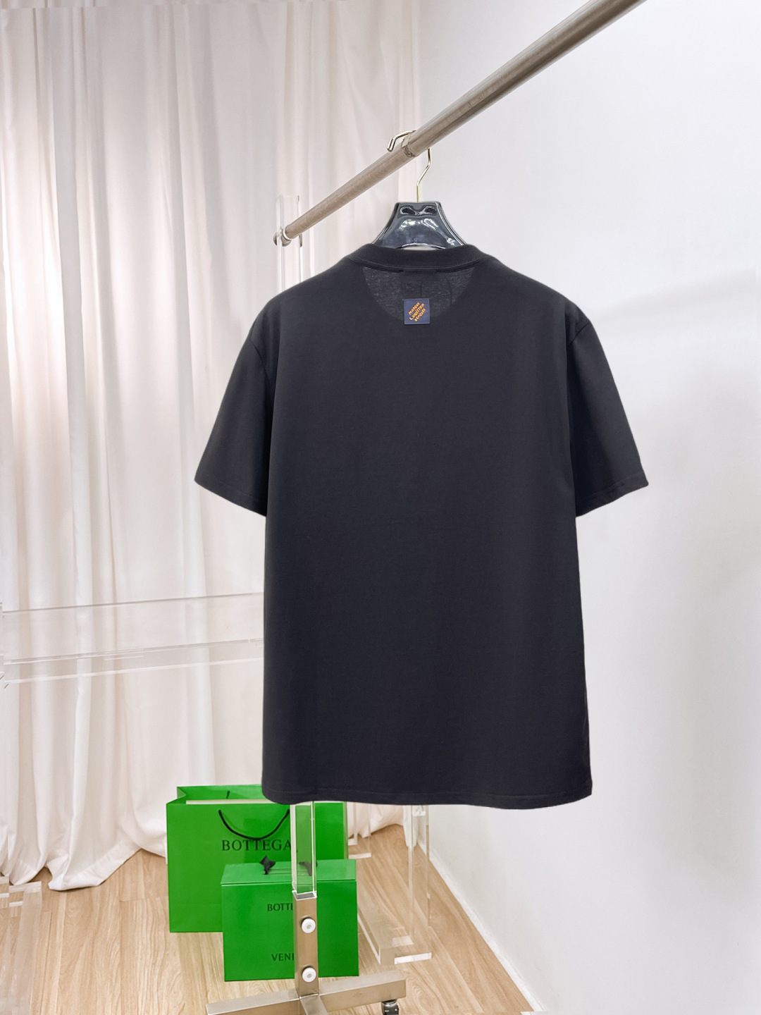 weigou_173922_1_40ee3868b4 P85 LV 新款短袖T桖衫 三标齐全 原版面料 原版订制辅料 官方同款 采用32S 260克紧密面料,定制 同缸染面料 手感非常舒服爽滑 版型挺阔有型 一线品牌代工厂出品 衣领罗纹采用进口纱线织造 久穿不变形 春夏最新款式 时尚又个性 超级百搭好看的一款 男女都非常合适 人手必备款 尺码:S-XXL