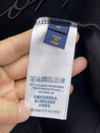 weigou_173922_7_cd12bd1b2a P85 LV 新款短袖T桖衫 三标齐全 原版面料 原版订制辅料 官方同款 采用32S 260克紧密面料,定制 同缸染面料 手感非常舒服爽滑 版型挺阔有型 一线品牌代工厂出品 衣领罗纹采用进口纱线织造 久穿不变形 春夏最新款式 时尚又个性 超级百搭好看的一款 男女都非常合适 人手必备款 尺码:S-XXL