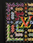 P85 路易威登LV 26s夏季男装 液氨双面奥戴尔短袖T恤，进口兄弟数码白墨直喷工艺 客供高端80支液氨丝光工艺面料，男士必备款 ，立体裁剪，中弹面料，亲肤透气，上身舒适！系列元素均采用品牌符号 日本Brother进口机数码直喷。色彩还原度 %，杜邦进口环保颜料，色牢度5级，经测验，洗涤100次，褪色程度不到1% 单品时尚感满满.日常出街或休闲都很百搭，轻松驾驭各种风格。色彩超鲜艳还透气，夏季必备 颜色：黑色/白色 码数：M-3XL修身版型 尺码建议：178-130斤穿L合身