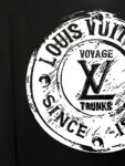 P85 路易威登LV 26s夏季男装 液氨双面奥戴尔短袖T恤，进口兄弟数码白墨直喷工艺 客供高端80支液氨丝光工艺面料，男士必备款 ，立体裁剪，中弹面料，亲肤透气，上身舒适！系列元素均采用品牌符号 日本Brother进口机数码直喷。色彩还原度 %，杜邦进口环保颜料，色牢度5级，经测验，洗涤100次，褪色程度不到1% 单品时尚感满满.日常出街或休闲都很百搭，轻松驾驭各种风格。色彩超鲜艳还透气，夏季必备 颜色：黑色/白色 码数：M-3XL修身版型 尺码建议：178-130斤穿L合身