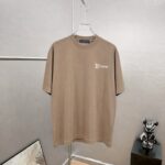 P85 1v～ Lv路易前后厚板滴胶 《区别通货面料》7a抗菌短袖tee 上身十分舒适，男女同款半袖，落肩宽松版型 颜色: 黑色 白色 咖啡色 尺码：S（90-130斤） M（125-150斤） L（135-165斤） XL（160-190斤） XXL（185-220斤）