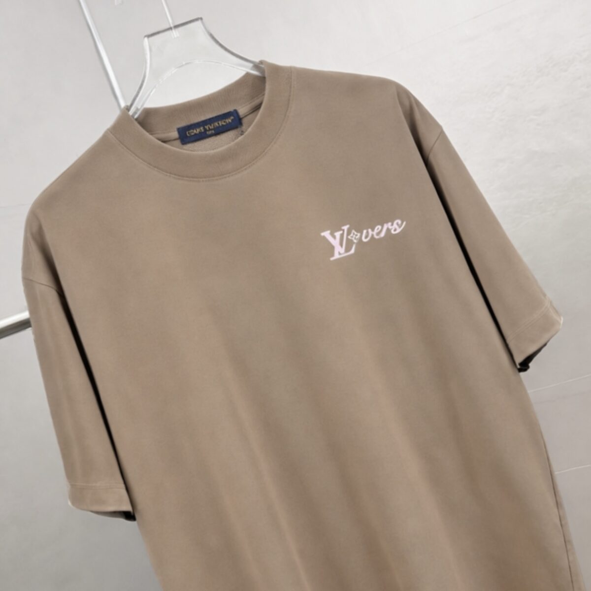 P85 1v～ Lv路易前后厚板滴胶 《区别通货面料》7a抗菌短袖tee 上身十分舒适，男女同款半袖，落肩宽松版型 颜色: 黑色 白色 咖啡色 尺码：S（90-130斤） M（125-150斤） L（135-165斤） XL（160-190斤） XXL（185-220斤）