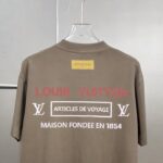 P85 1v～ Lv路易前后厚板滴胶 《区别通货面料》7a抗菌短袖tee 上身十分舒适，男女同款半袖，落肩宽松版型 颜色: 黑色 白色 咖啡色 尺码：S（90-130斤） M（125-150斤） L（135-165斤） XL（160-190斤） XXL（185-220斤）