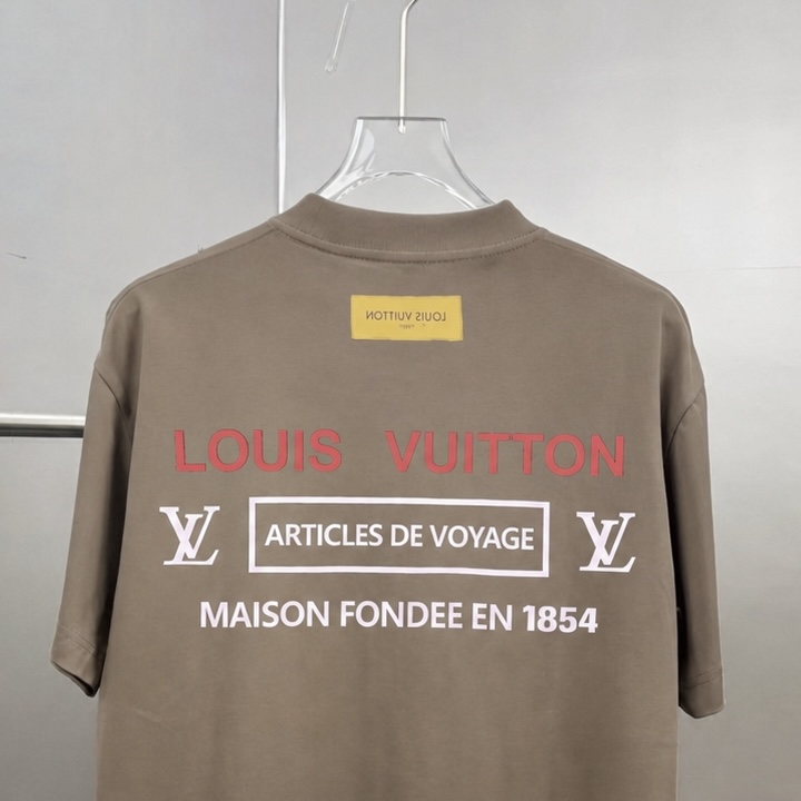 P85 1v～ Lv路易前后厚板滴胶 《区别通货面料》7a抗菌短袖tee 上身十分舒适，男女同款半袖，落肩宽松版型 颜色: 黑色 白色 咖啡色 尺码：S（90-130斤） M（125-150斤） L（135-165斤） XL（160-190斤） XXL（185-220斤）