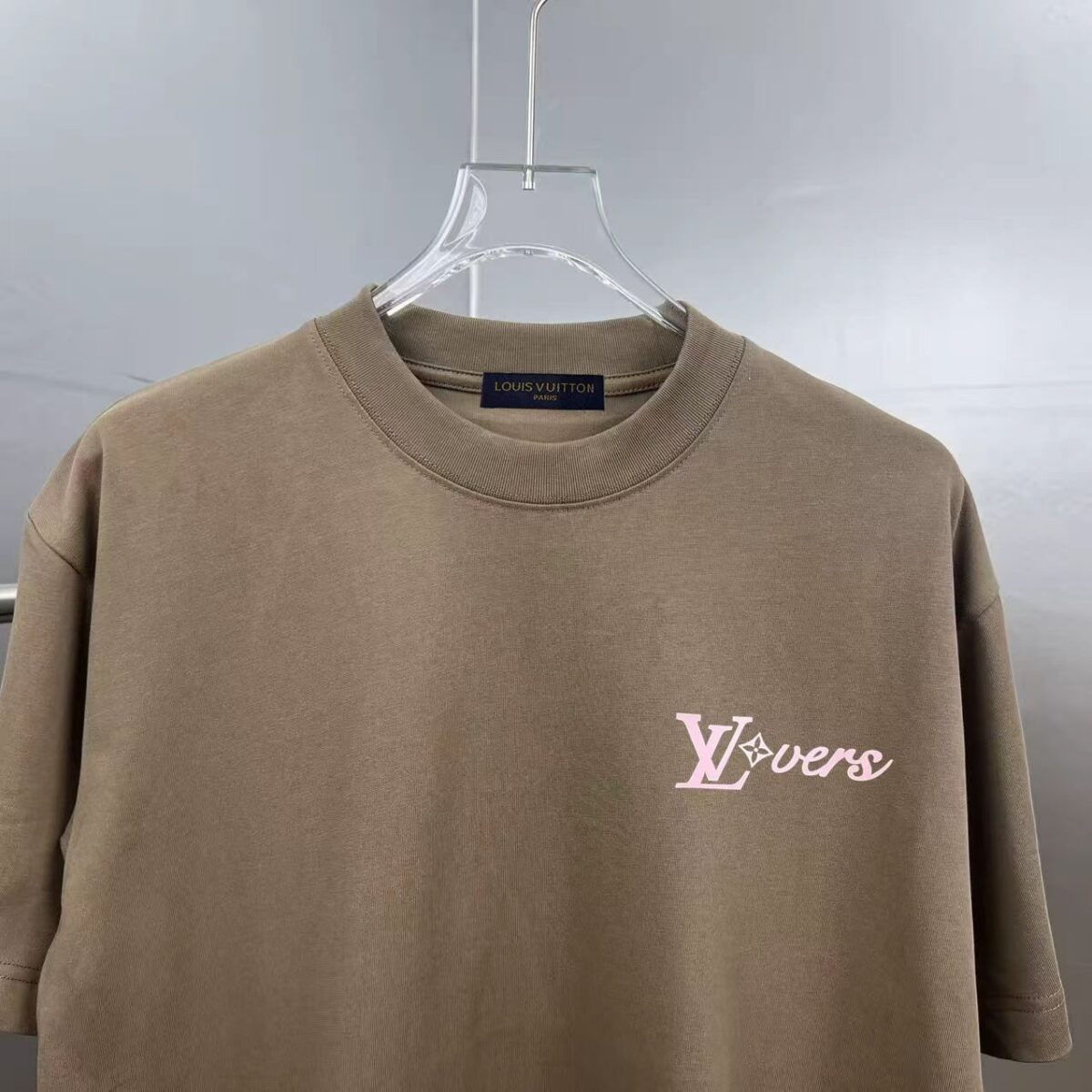 P85 1v～ Lv路易前后厚板滴胶 《区别通货面料》7a抗菌短袖tee 上身十分舒适，男女同款半袖，落肩宽松版型 颜色: 黑色 白色 咖啡色 尺码：S（90-130斤） M（125-150斤） L（135-165斤） XL（160-190斤） XXL（185-220斤）