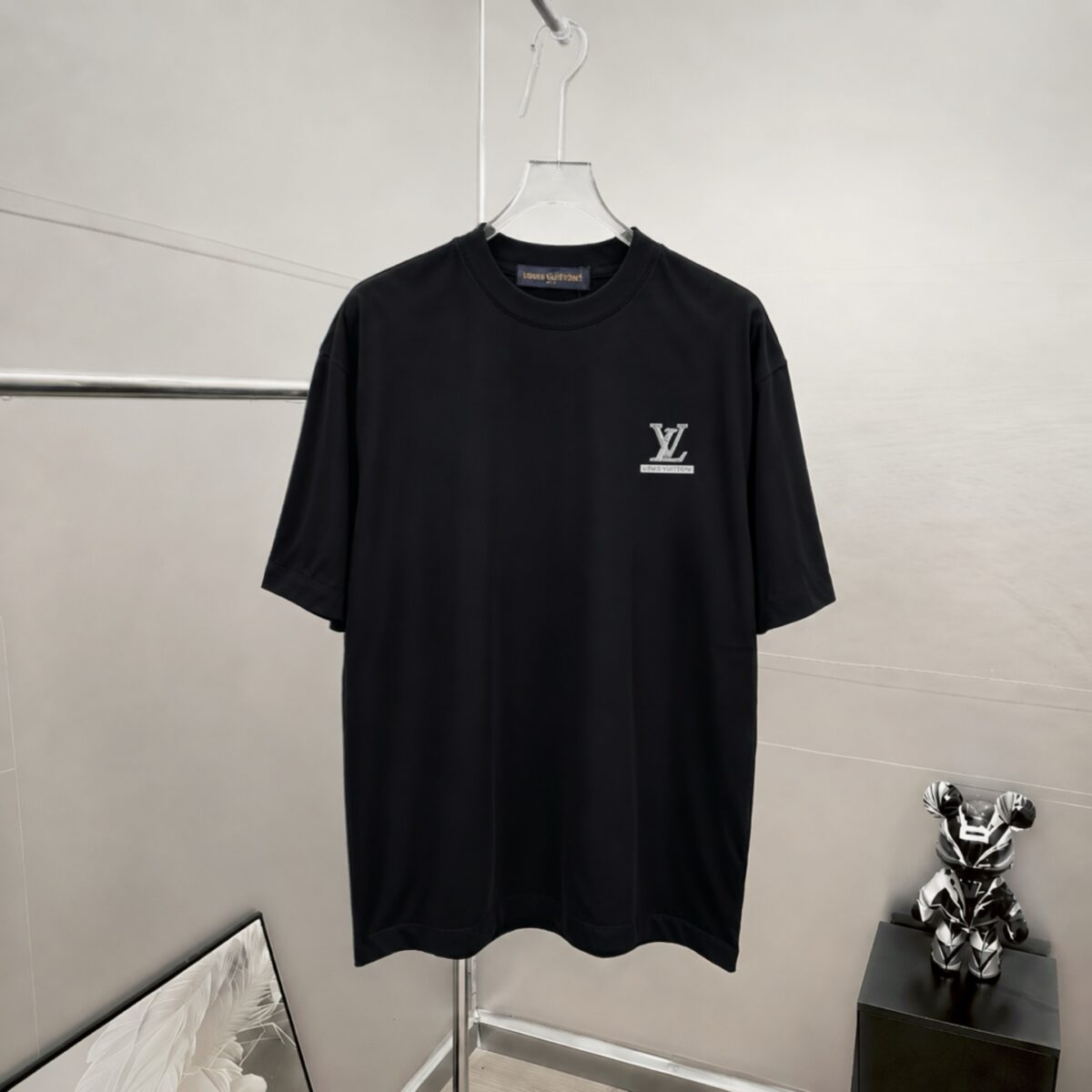 weigou_174453_0_4b4f8f2d59 P85 1v~ Lv路易前后厚板滴胶 《区别通货面料》7a抗菌短袖tee 上身十分舒适,男女同款半袖,落肩宽松版型 颜色: 黑色 白色 咖啡色 尺码:S(90-130斤) M(125-150斤) L(135-165斤) XL(160-190斤) XXL(185-220斤)