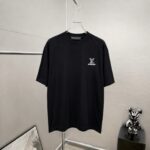 weigou_174453_0_4b4f8f2d59 P85 1v~ Lv路易前后厚板滴胶 《区别通货面料》7a抗菌短袖tee 上身十分舒适,男女同款半袖,落肩宽松版型 颜色: 黑色 白色 咖啡色 尺码:S(90-130斤) M(125-150斤) L(135-165斤) XL(160-190斤) XXL(185-220斤)