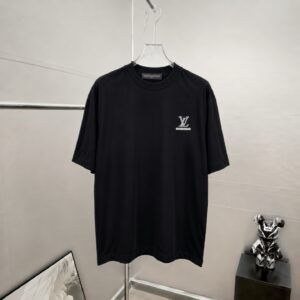P85 1v～ Lv路易前后厚板滴胶 《区别通货面料》7a抗菌短袖tee 上身十分舒适，男女同款半袖，落肩宽松版型 颜色: 黑色 白色 咖啡色 尺码：S（90-130斤） M（125-150斤） L（135-165斤） XL（160-190斤） XXL（185-220斤）