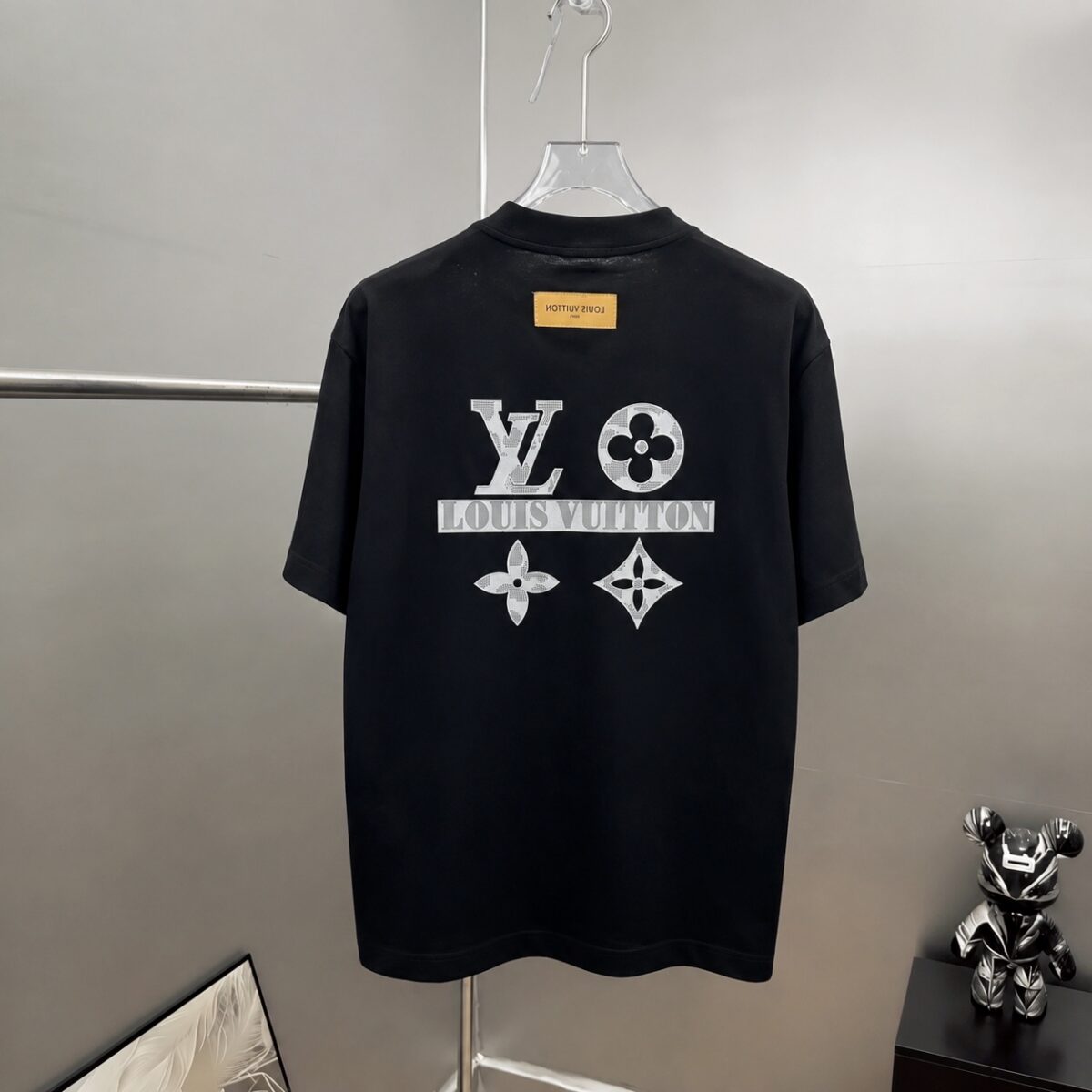 weigou_174453_1_858a1b51f0 P85 1v~ Lv路易前后厚板滴胶 《区别通货面料》7a抗菌短袖tee 上身十分舒适,男女同款半袖,落肩宽松版型 颜色: 黑色 白色 咖啡色 尺码:S(90-130斤) M(125-150斤) L(135-165斤) XL(160-190斤) XXL(185-220斤)