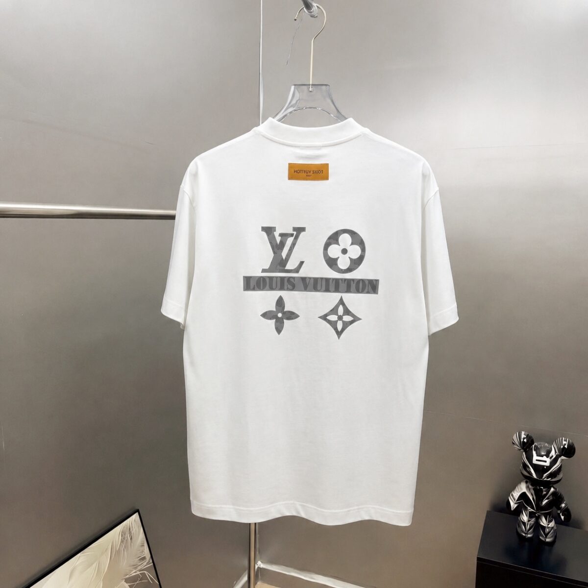 P85 1v～ Lv路易前后厚板滴胶 《区别通货面料》7a抗菌短袖tee 上身十分舒适，男女同款半袖，落肩宽松版型 颜色: 黑色 白色 咖啡色 尺码：S（90-130斤） M（125-150斤） L（135-165斤） XL（160-190斤） XXL（185-220斤）