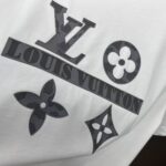 P85 1v～ Lv路易前后厚板滴胶 《区别通货面料》7a抗菌短袖tee 上身十分舒适，男女同款半袖，落肩宽松版型 颜色: 黑色 白色 咖啡色 尺码：S（90-130斤） M（125-150斤） L（135-165斤） XL（160-190斤） XXL（185-220斤）