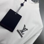 P85 1v～ Lv路易前后厚板滴胶 《区别通货面料》7a抗菌短袖tee 上身十分舒适，男女同款半袖，落肩宽松版型 颜色: 黑色 白色 咖啡色 尺码：S（90-130斤） M（125-150斤） L（135-165斤） XL（160-190斤） XXL（185-220斤）