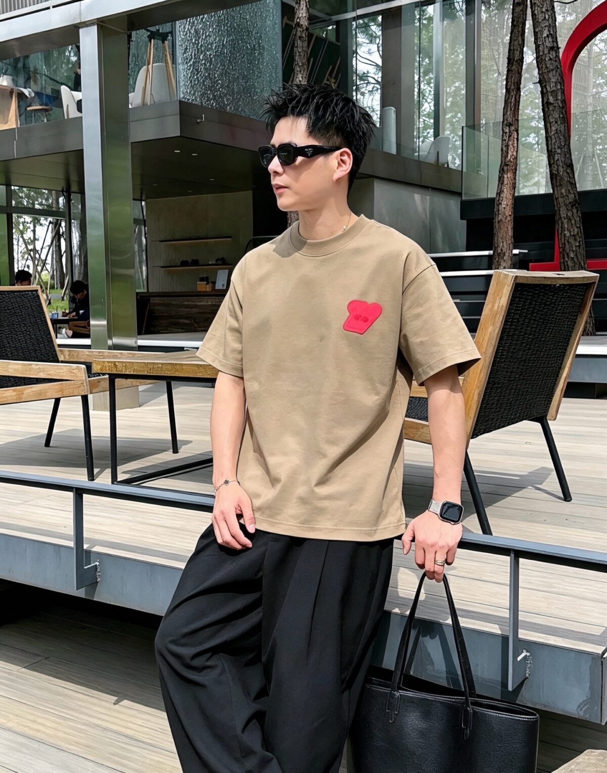 weigou_174482_8_60765ecfa6 P85 1v~路易 厚板滴胶三花,官方同款 《区别通货面料》 双纱纯棉,短袖tee 上身十分舒适,男女同款半袖,落肩宽松版型 颜色: 黑色 白色 咖啡色 尺码:S(90-130斤) M(125-150斤) L(135-165斤) XL(160-190斤) XXL(185-220斤)