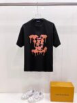 P85 LV 驴家 26夏季新款 logo字母印花短袖t恤 官方同步 高版本 高品质 时尚个性 百搭潮流 纯原品质 原版面料 品牌logo重工艺设计 高端定制优质棉莫代尔面料.手感柔软.穿着舒适.级别精致车线.做工精细.上身效果无敌帅气！型男美女必备单品！ 颜色: 黑色.白色. 尺码：S M L XL XXL