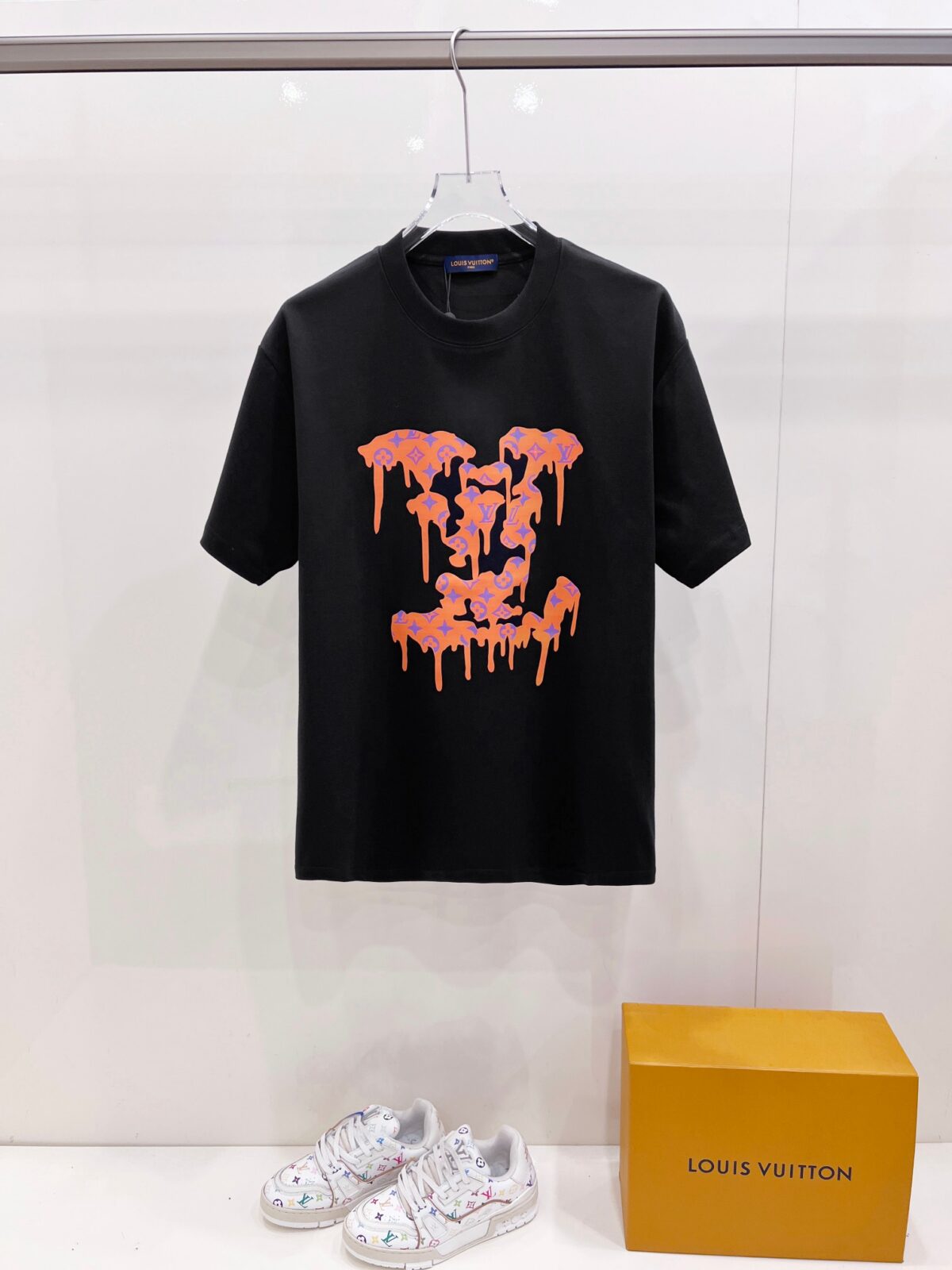 P85 LV 驴家 26夏季新款 logo字母印花短袖t恤 官方同步 高版本 高品质 时尚个性 百搭潮流 纯原品质 原版面料 品牌logo重工艺设计 高端定制优质棉莫代尔面料.手感柔软.穿着舒适.级别精致车线.做工精细.上身效果无敌帅气！型男美女必备单品！ 颜色: 黑色.白色. 尺码：S M L XL XXL