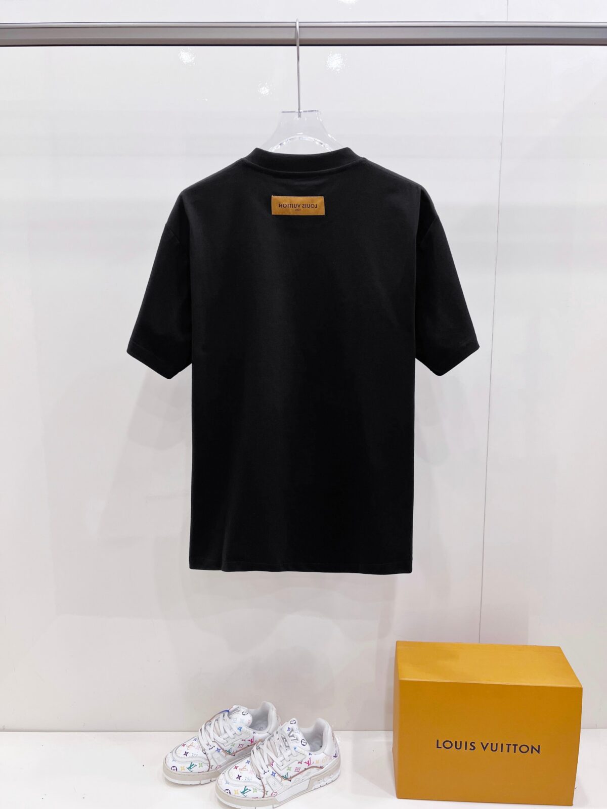 P85 LV 驴家 26夏季新款 logo字母印花短袖t恤 官方同步 高版本 高品质 时尚个性 百搭潮流 纯原品质 原版面料 品牌logo重工艺设计 高端定制优质棉莫代尔面料.手感柔软.穿着舒适.级别精致车线.做工精细.上身效果无敌帅气！型男美女必备单品！ 颜色: 黑色.白色. 尺码：S M L XL XXL