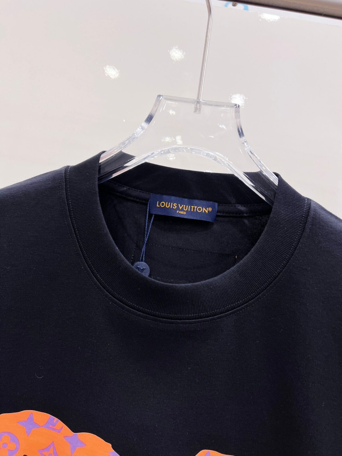 P85 LV 驴家 26夏季新款 logo字母印花短袖t恤 官方同步 高版本 高品质 时尚个性 百搭潮流 纯原品质 原版面料 品牌logo重工艺设计 高端定制优质棉莫代尔面料.手感柔软.穿着舒适.级别精致车线.做工精细.上身效果无敌帅气！型男美女必备单品！ 颜色: 黑色.白色. 尺码：S M L XL XXL