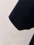 P85 LV 驴家 26夏季新款 logo字母印花短袖t恤 官方同步 高版本 高品质 时尚个性 百搭潮流 纯原品质 原版面料 品牌logo重工艺设计 高端定制优质棉莫代尔面料.手感柔软.穿着舒适.级别精致车线.做工精细.上身效果无敌帅气！型男美女必备单品！ 颜色: 黑色.白色. 尺码：S M L XL XXL