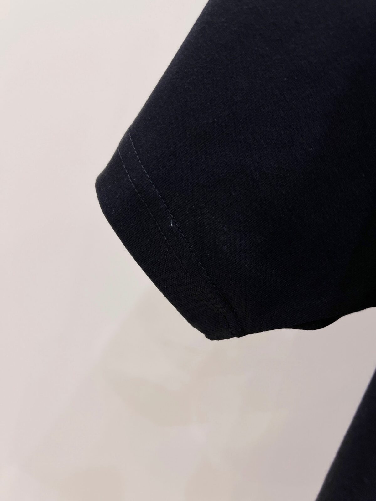 P85 LV 驴家 26夏季新款 logo字母印花短袖t恤 官方同步 高版本 高品质 时尚个性 百搭潮流 纯原品质 原版面料 品牌logo重工艺设计 高端定制优质棉莫代尔面料.手感柔软.穿着舒适.级别精致车线.做工精细.上身效果无敌帅气！型男美女必备单品！ 颜色: 黑色.白色. 尺码：S M L XL XXL