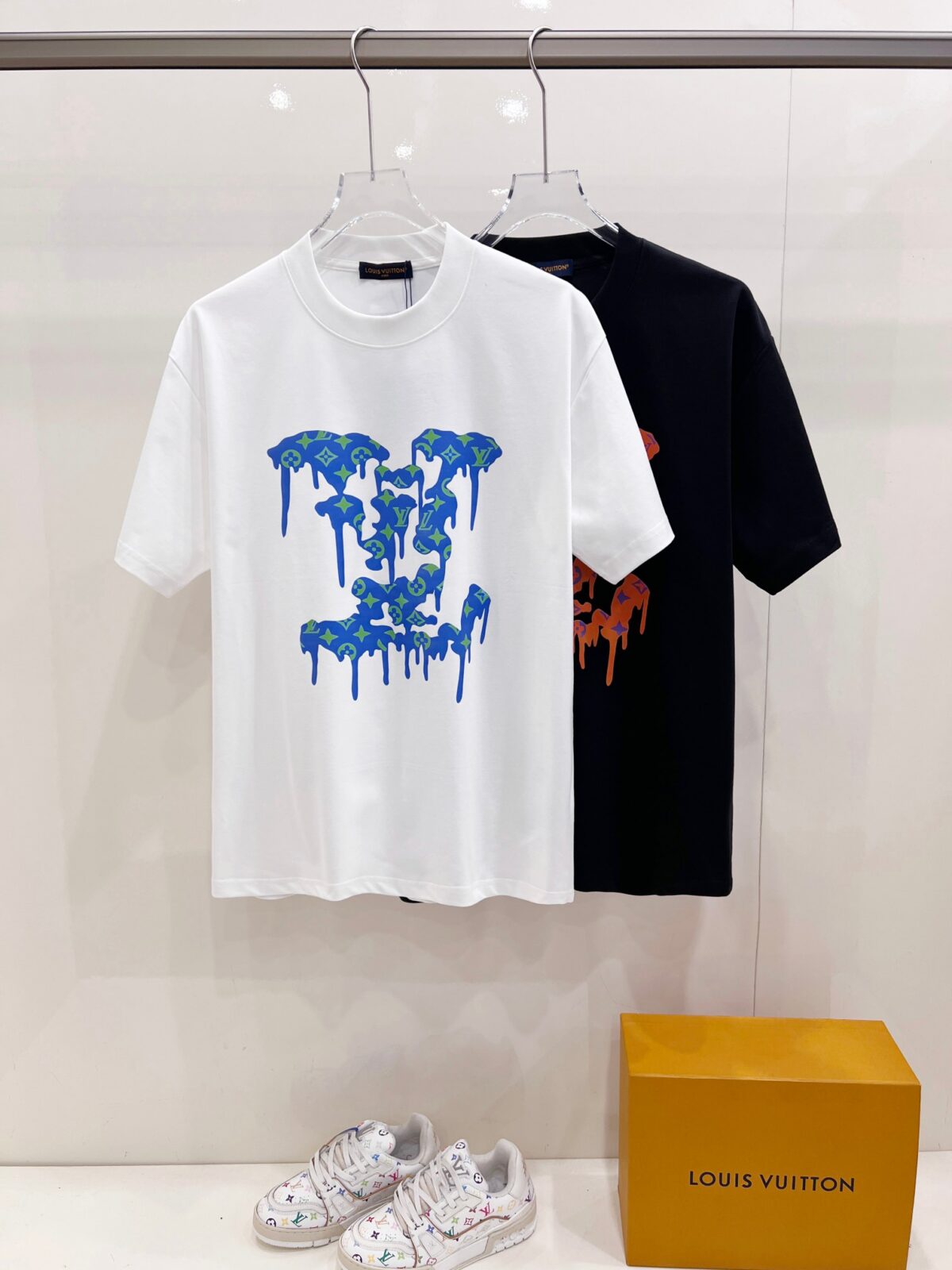 P85 LV 驴家 26夏季新款 logo字母印花短袖t恤 官方同步 高版本 高品质 时尚个性 百搭潮流 纯原品质 原版面料 品牌logo重工艺设计 高端定制优质棉莫代尔面料.手感柔软.穿着舒适.级别精致车线.做工精细.上身效果无敌帅气！型男美女必备单品！ 颜色: 黑色.白色. 尺码：S M L XL XXL