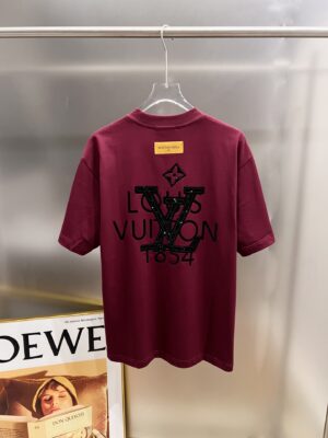 P85 1v 路易*2026春夏新款 经典字母立体发泡印花工艺设计 高端版本！透气舒适度高，定制双纱平纹纯棉面料 短袖T恤 男女同款 尺码S M L XL XXL 五个码 黑色 白色 安哥拉红