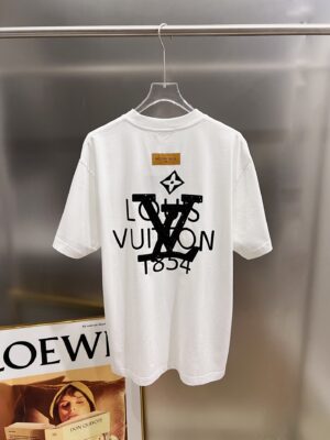 P85 1v 路易*2026春夏新款 经典字母立体发泡印花工艺设计 高端版本！透气舒适度高，定制双纱平纹纯棉面料 短袖T恤 男女同款 尺码S M L XL XXL 五个码 黑色 白色 安哥拉红