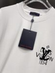P85 1v 路易*2026春夏新款 经典字母立体发泡印花工艺设计 高端版本！透气舒适度高，定制双纱平纹纯棉面料 短袖T恤 男女同款 尺码S M L XL XXL 五个码 黑色 白色 安哥拉红