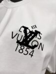 P85 1v 路易*2026春夏新款 经典字母立体发泡印花工艺设计 高端版本！透气舒适度高，定制双纱平纹纯棉面料 短袖T恤 男女同款 尺码S M L XL XXL 五个码 黑色 白色 安哥拉红