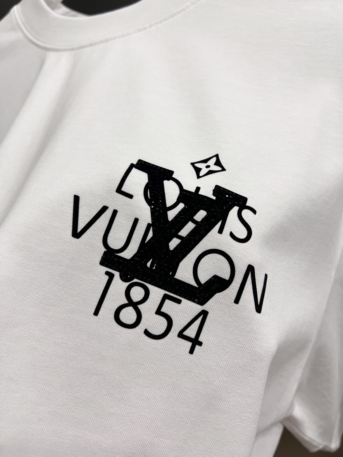 P85 1v 路易*2026春夏新款 经典字母立体发泡印花工艺设计 高端版本！透气舒适度高，定制双纱平纹纯棉面料 短袖T恤 男女同款 尺码S M L XL XXL 五个码 黑色 白色 安哥拉红