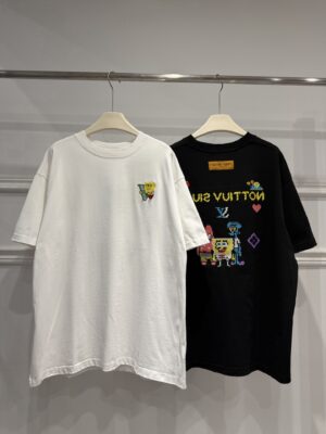 P85 路易威登 LOUIS VUITTON × 海绵宝宝像素风刺绣联名限定T恤做旧圆领短袖 高品质 高工艺 细节拉满 经典重塑潮奢格调，正面海绵宝宝刺绣搭配LV品牌标识，趣味又吸睛；背面像素风派大星、章鱼哥组合印花，叠加LV Monogram元素，将童年回忆与奢侈美学完美融合。 甄选320克重磅纯棉面料，宽松落肩剪裁适配多元身形，磨边做旧工艺上身自带松弛街头感。不管是搭配牛仔裤打造日常出街造型，还是叠穿打造高街风，都能轻松拿捏。限量联名款自带收藏属性，是潮人衣橱里的刚需单品，轻松穿出专属个性态度。 尺码：S—XL 颜色：黑色 白色