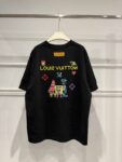 weigou_174587_3_015dafa1bb P85 路易威登 LOUIS VUITTON × 海绵宝宝像素风刺绣联名限定T恤做旧圆领短袖 高品质 高工艺 细节拉满 经典重塑潮奢格调,正面海绵宝宝刺绣搭配LV品牌标识,趣味又吸睛;背面像素风派大星、章鱼哥组合印花,叠加LV Monogram元素,将童年回忆与奢侈美学完美融合。 甄选320克重磅纯棉面料,宽松落肩剪裁适配多元身形,磨边做旧工艺上身自带松弛街头感。不管是搭配牛仔裤打造日常出街造型,还是叠穿打造高街风,都能轻松拿捏。限量联名款自带收藏属性,是潮人衣橱里的刚需单品,轻松穿出专属个性态度。 尺码:S—XL 颜色:黑色 白色