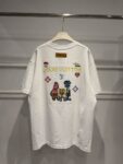 weigou_174587_4_f78ba86e6c P85 路易威登 LOUIS VUITTON × 海绵宝宝像素风刺绣联名限定T恤做旧圆领短袖 高品质 高工艺 细节拉满 经典重塑潮奢格调,正面海绵宝宝刺绣搭配LV品牌标识,趣味又吸睛;背面像素风派大星、章鱼哥组合印花,叠加LV Monogram元素,将童年回忆与奢侈美学完美融合。 甄选320克重磅纯棉面料,宽松落肩剪裁适配多元身形,磨边做旧工艺上身自带松弛街头感。不管是搭配牛仔裤打造日常出街造型,还是叠穿打造高街风,都能轻松拿捏。限量联名款自带收藏属性,是潮人衣橱里的刚需单品,轻松穿出专属个性态度。 尺码:S—XL 颜色:黑色 白色
