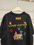 weigou_174587_6_659b9f41c3 P85 路易威登 LOUIS VUITTON × 海绵宝宝像素风刺绣联名限定T恤做旧圆领短袖 高品质 高工艺 细节拉满 经典重塑潮奢格调,正面海绵宝宝刺绣搭配LV品牌标识,趣味又吸睛;背面像素风派大星、章鱼哥组合印花,叠加LV Monogram元素,将童年回忆与奢侈美学完美融合。 甄选320克重磅纯棉面料,宽松落肩剪裁适配多元身形,磨边做旧工艺上身自带松弛街头感。不管是搭配牛仔裤打造日常出街造型,还是叠穿打造高街风,都能轻松拿捏。限量联名款自带收藏属性,是潮人衣橱里的刚需单品,轻松穿出专属个性态度。 尺码:S—XL 颜色:黑色 白色