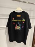 weigou_174587_7_8f209b2e0a P85 路易威登 LOUIS VUITTON × 海绵宝宝像素风刺绣联名限定T恤做旧圆领短袖 高品质 高工艺 细节拉满 经典重塑潮奢格调,正面海绵宝宝刺绣搭配LV品牌标识,趣味又吸睛;背面像素风派大星、章鱼哥组合印花,叠加LV Monogram元素,将童年回忆与奢侈美学完美融合。 甄选320克重磅纯棉面料,宽松落肩剪裁适配多元身形,磨边做旧工艺上身自带松弛街头感。不管是搭配牛仔裤打造日常出街造型,还是叠穿打造高街风,都能轻松拿捏。限量联名款自带收藏属性,是潮人衣橱里的刚需单品,轻松穿出专属个性态度。 尺码:S—XL 颜色:黑色 白色