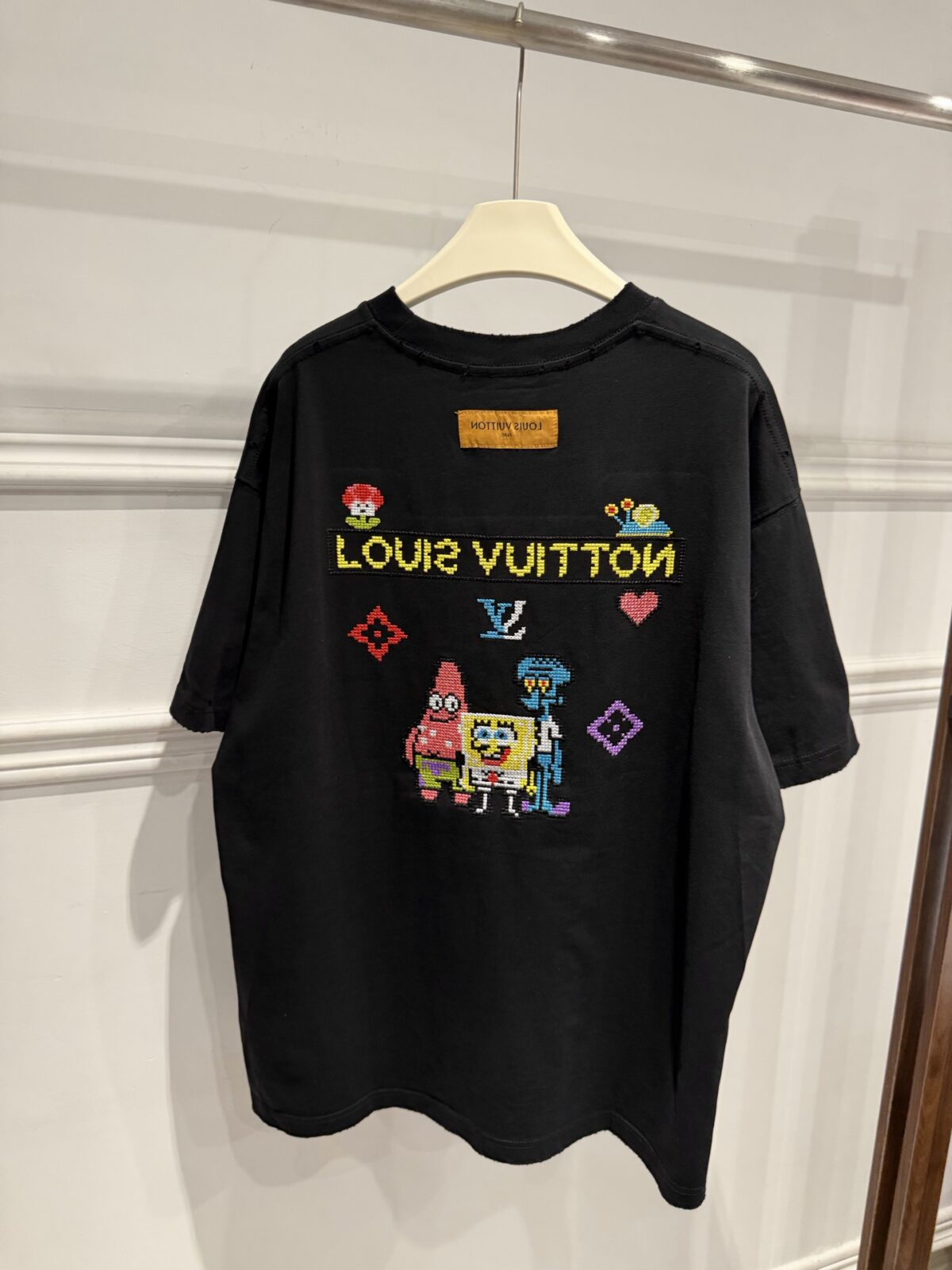 weigou_174587_7_8f209b2e0a P85 路易威登 LOUIS VUITTON × 海绵宝宝像素风刺绣联名限定T恤做旧圆领短袖 高品质 高工艺 细节拉满 经典重塑潮奢格调,正面海绵宝宝刺绣搭配LV品牌标识,趣味又吸睛;背面像素风派大星、章鱼哥组合印花,叠加LV Monogram元素,将童年回忆与奢侈美学完美融合。 甄选320克重磅纯棉面料,宽松落肩剪裁适配多元身形,磨边做旧工艺上身自带松弛街头感。不管是搭配牛仔裤打造日常出街造型,还是叠穿打造高街风,都能轻松拿捏。限量联名款自带收藏属性,是潮人衣橱里的刚需单品,轻松穿出专属个性态度。 尺码:S—XL 颜色:黑色 白色