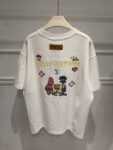 weigou_174587_9_26d99ee9c8 P85 路易威登 LOUIS VUITTON × 海绵宝宝像素风刺绣联名限定T恤做旧圆领短袖 高品质 高工艺 细节拉满 经典重塑潮奢格调,正面海绵宝宝刺绣搭配LV品牌标识,趣味又吸睛;背面像素风派大星、章鱼哥组合印花,叠加LV Monogram元素,将童年回忆与奢侈美学完美融合。 甄选320克重磅纯棉面料,宽松落肩剪裁适配多元身形,磨边做旧工艺上身自带松弛街头感。不管是搭配牛仔裤打造日常出街造型,还是叠穿打造高街风,都能轻松拿捏。限量联名款自带收藏属性,是潮人衣橱里的刚需单品,轻松穿出专属个性态度。 尺码:S—XL 颜色:黑色 白色