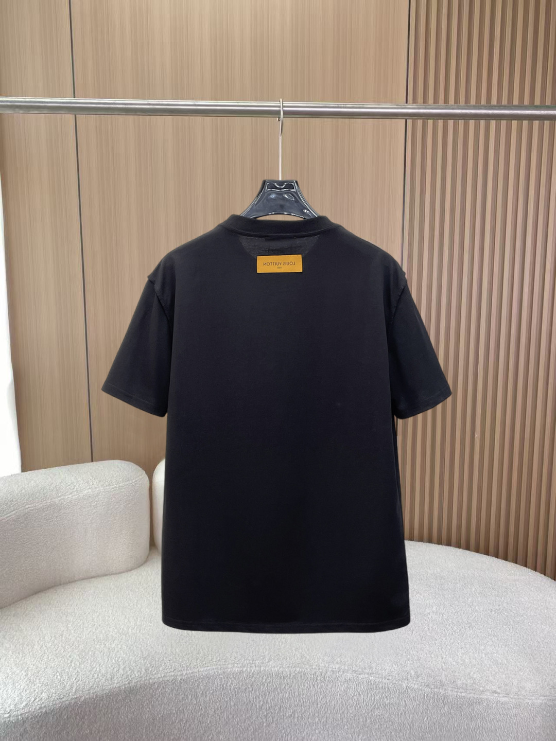 weigou_174603_1_21cbb8ed86 P85 LV 新款短袖T桖衫 三标齐全 原版面料 原版订制辅料 官方同款 采用32S 260克紧密面料,定制 同缸染面料 手感非常舒服爽滑 版型挺阔有型 一线品牌代工厂出品 衣领罗纹采用进口纱线织造 久穿不变形 春夏最新款式 时尚又个性 超级百搭好看的一款 男女都非常合适 人手必备款 尺码:S-XXL