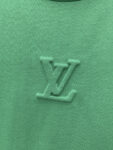 P85 LV 新款短袖T桖衫 三标齐全 原版面料 原版订制辅料 官方同款 采用32S 260克紧密面料，定制 同缸染面料 手感非常舒服爽滑 版型挺阔有型 一线品牌代工厂出品 衣领罗纹采用进口纱线织造 久穿不变形 春夏最新款式 时尚又个性 超级百搭好看的一款 男女都非常合适 人手必备款 尺码：S-XXL