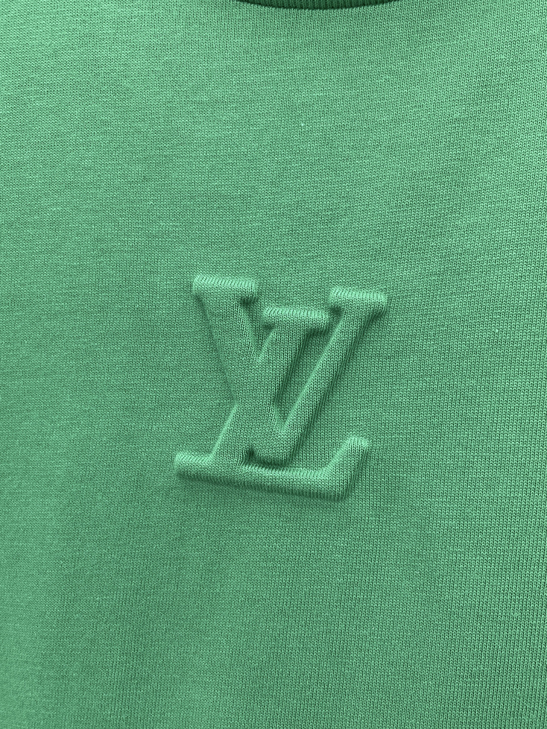 P85 LV 新款短袖T桖衫 三标齐全 原版面料 原版订制辅料 官方同款 采用32S 260克紧密面料，定制 同缸染面料 手感非常舒服爽滑 版型挺阔有型 一线品牌代工厂出品 衣领罗纹采用进口纱线织造 久穿不变形 春夏最新款式 时尚又个性 超级百搭好看的一款 男女都非常合适 人手必备款 尺码：S-XXL