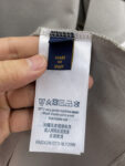 P85 LV 新款短袖T桖衫 三标齐全 原版面料 原版订制辅料 官方同款 采用32S 260克紧密面料，定制 同缸染面料 手感非常舒服爽滑 版型挺阔有型 一线品牌代工厂出品 衣领罗纹采用进口纱线织造 久穿不变形 春夏最新款式 时尚又个性 超级百搭好看的一款 男女都非常合适 人手必备款 尺码：S-XXL