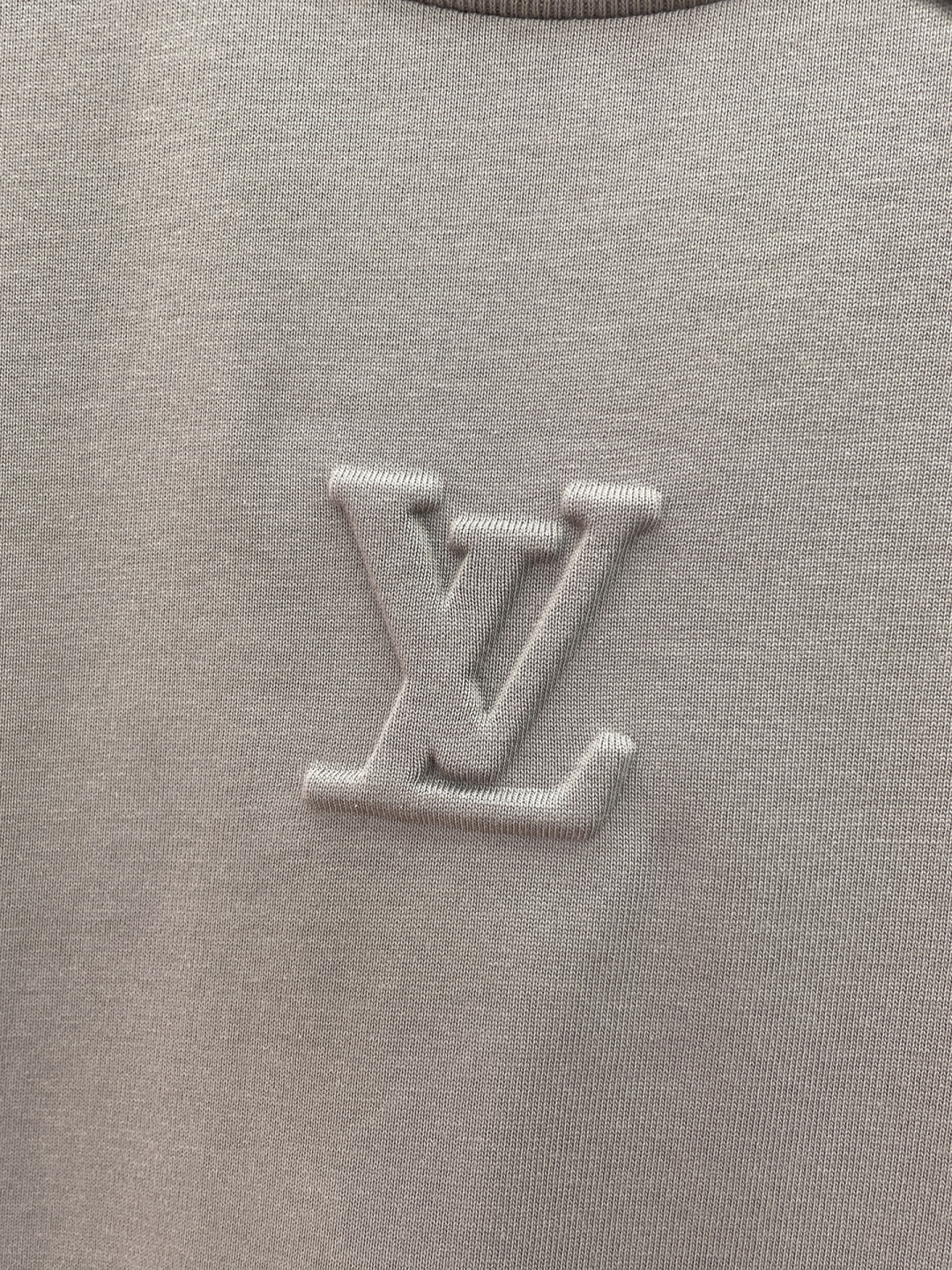 P85 LV 新款短袖T桖衫 三标齐全 原版面料 原版订制辅料 官方同款 采用32S 260克紧密面料，定制 同缸染面料 手感非常舒服爽滑 版型挺阔有型 一线品牌代工厂出品 衣领罗纹采用进口纱线织造 久穿不变形 春夏最新款式 时尚又个性 超级百搭好看的一款 男女都非常合适 人手必备款 尺码：S-XXL