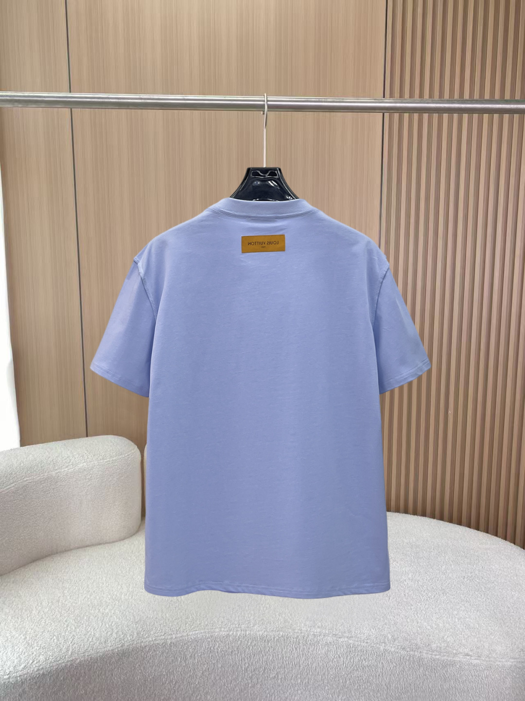 weigou_174654_1_3f7384b9d4 P85 LV 新款短袖T桖衫 三标齐全 原版面料 原版订制辅料 官方同款 采用32S 260克紧密面料,定制 同缸染面料 手感非常舒服爽滑 版型挺阔有型 一线品牌代工厂出品 衣领罗纹采用进口纱线织造 久穿不变形 春夏最新款式 时尚又个性 超级百搭好看的一款 男女都非常合适 人手必备款 尺码:S-XXL