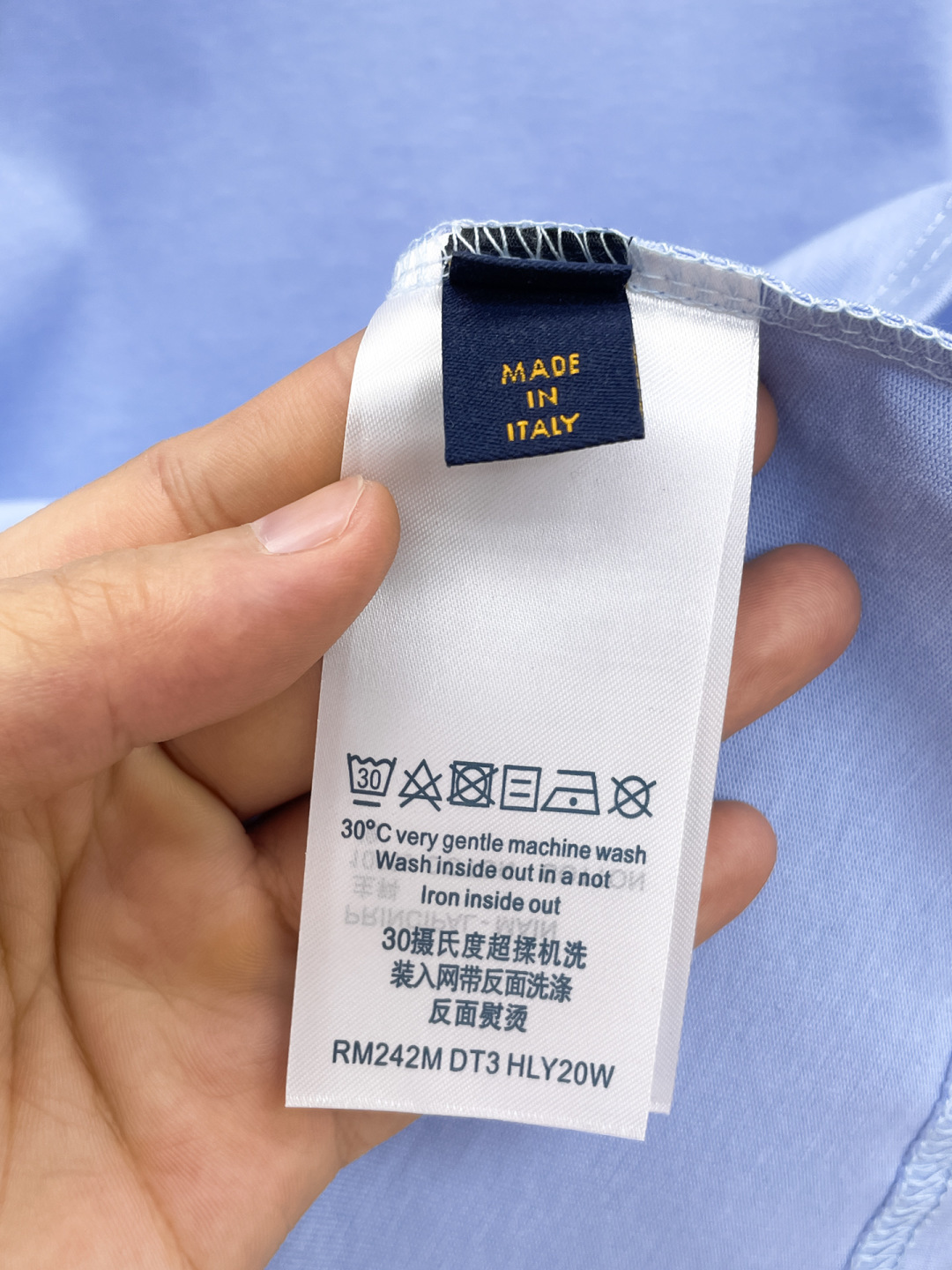 weigou_174654_9_69ca0d56cb P85 LV 新款短袖T桖衫 三标齐全 原版面料 原版订制辅料 官方同款 采用32S 260克紧密面料,定制 同缸染面料 手感非常舒服爽滑 版型挺阔有型 一线品牌代工厂出品 衣领罗纹采用进口纱线织造 久穿不变形 春夏最新款式 时尚又个性 超级百搭好看的一款 男女都非常合适 人手必备款 尺码:S-XXL