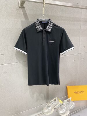 P85 L牌*修身版型M-XXXL 2026春夏最新领口提花polo短袖，高端品质专柜原单翻领援助，顶级制作镂空绣花工艺进口面料，专柜款独特设计，采用进口高端订制进口丝线手感一流！官网在售！码数：M-XXXL