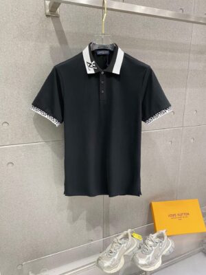 P85 LV*修身版型M-XXXL 2026春夏最新领口提花翻领短袖，高端品质专柜原单翻领援助，顶级制作工艺进口面料，专柜款独特设计，采用进口高端订制进口丝线手感一流！官网在售！码数：M-XXXL