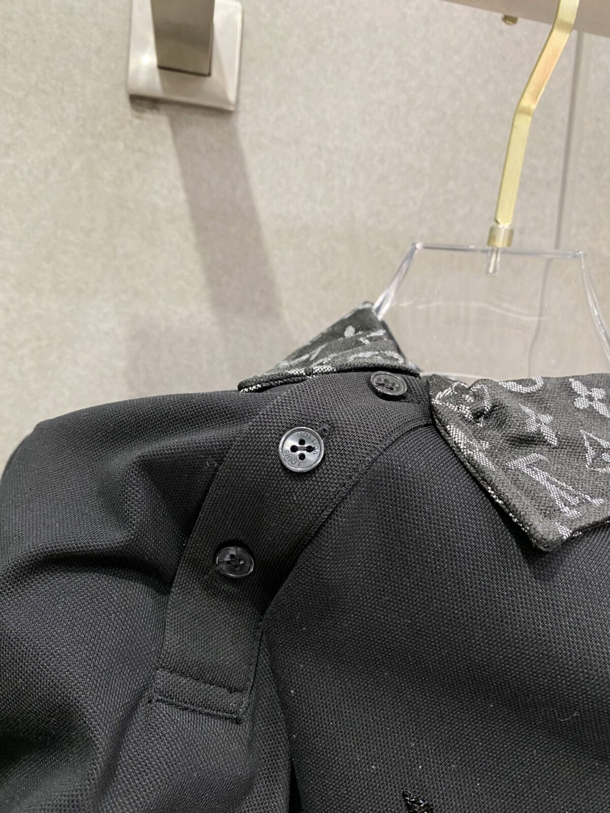 P85 LV*修身版型M-XXXL 2026春夏最新领口提花polo短袖，高端品质专柜原单翻领援助，顶级制作烫钻工艺进口面料，专柜款独特设计，采用进口高端订制进口丝线手感一流！官网在售！码数：M-XXXL